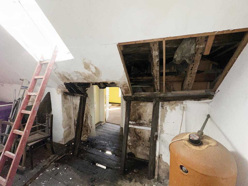 Lot: 162 - COMMERCIAL PREMISES WITH THREE-BEDROOM MAISONETTE CLOSE TO HIGH STREET FOR REPAIR - Flat - Bedroom 3
